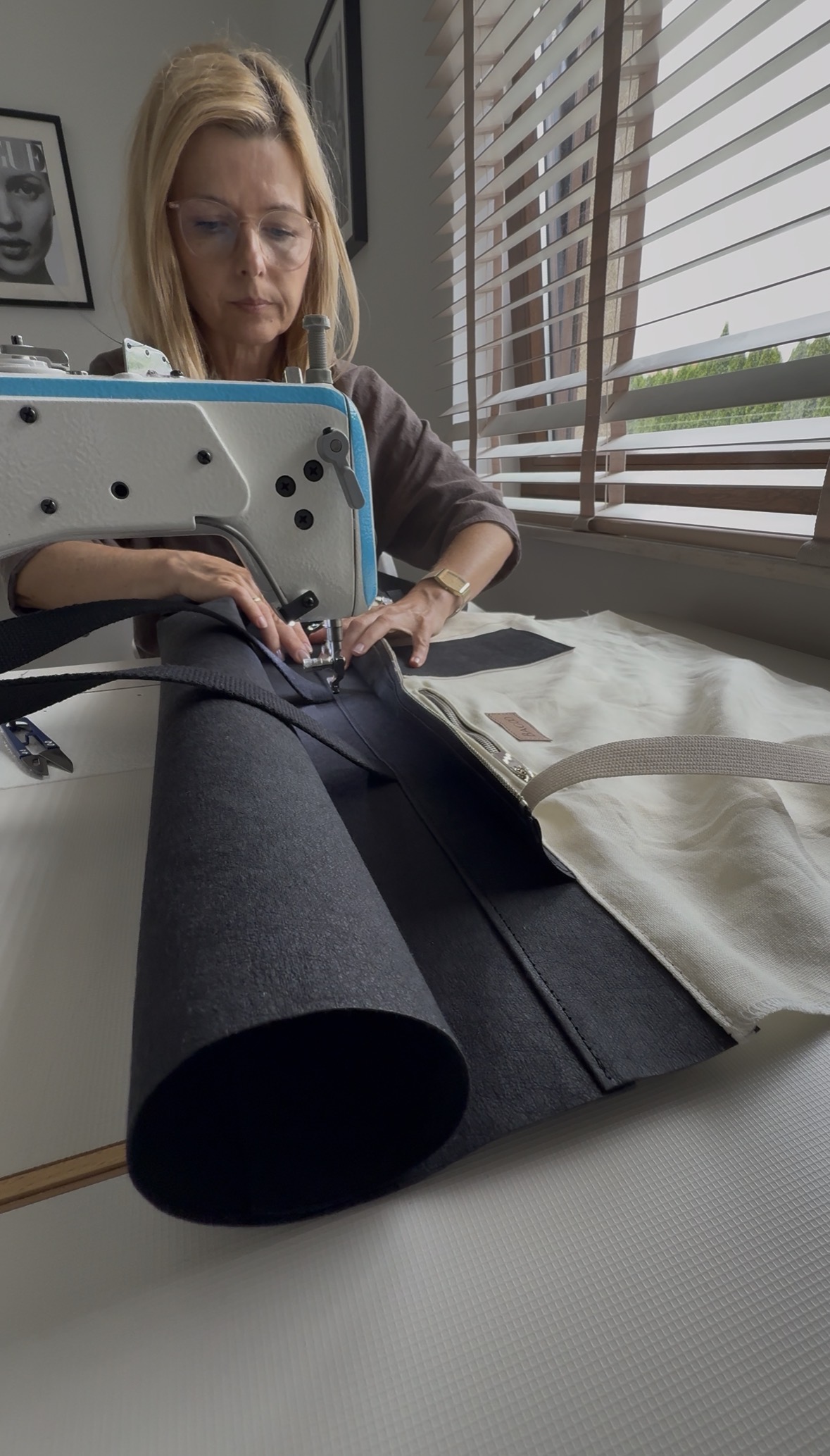 Szycie torebki w poznańskiej pracowni Bagoo